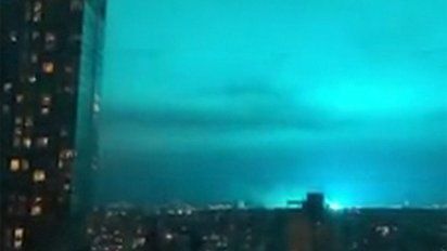 luces azules en el cielo de nueva york  desataron rumores de invasion extraterrestre