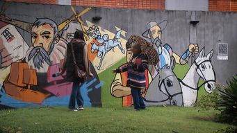 un homenaje a cervantes y el barrio que se puede recorrer a traves de los murales del quijote