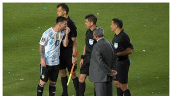 Messi hablando con Cunha&nbsp;