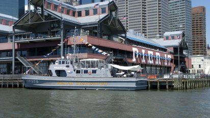 Muelle 17 de Nueva Yprk&nbsp;a escasos metros del Brooklyn Bridge y Wall Street. La ciudad usa su plataforma fluvial para ir de un lado al otro. Alrededor de los muelles hay centros de compra y restoranes.&nbsp;