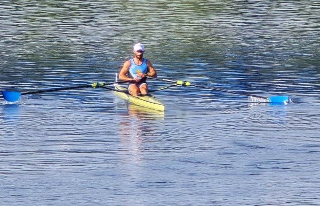 Foto: Secretaría Nacional del Deporte, en X. Bruno Cetraro, remero uruguayo.