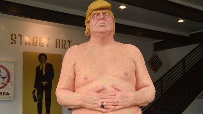 subastan por u$s 28.000 una estatua de trump desnudo y sin testiculos