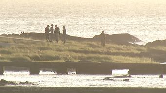 investigan el hallazgo del cuerpo de un hombre en aguas de la playa ramirez