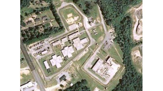 Cárcel de EE.UU.obliga a presos a pasarse picante por genitales