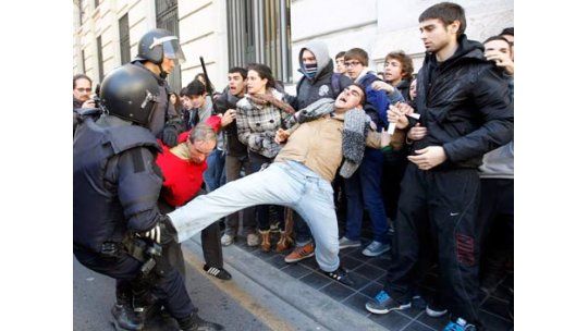 Estudiantes y trabajadores se manifiestan contra recortes