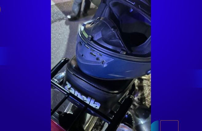 Foto cedida a Subrayado. Casco del policía con impacto de bala.