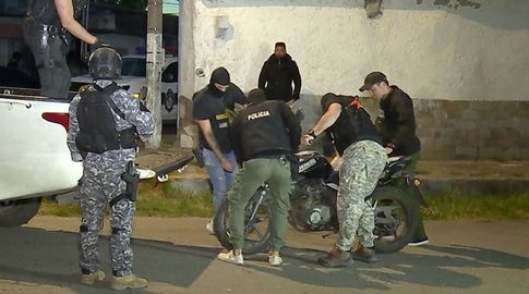 La moto del delivery Ismael Alonso, incautada por la Policía en un allanamiento en busca del homicida, ahora condenado. Foto: Subrayado.