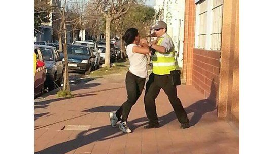 Golpes de puño entre inspector de tránsito y mujer en Paysandú
