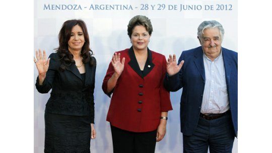 Cristina, Dilma y Evo cenarán con Mujica este jueves