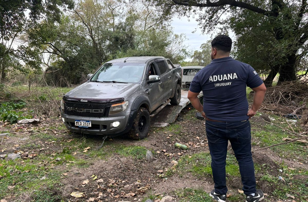 Camioneta con cigarrillos de contrabando fue perseguida por Aduanas y su conductor detenido tras caer en arroyo