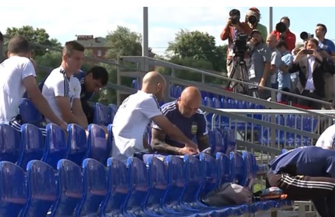 Mascherano y Sampaoli hablan de estrategia en un aparte del entrenamiento.&nbsp;