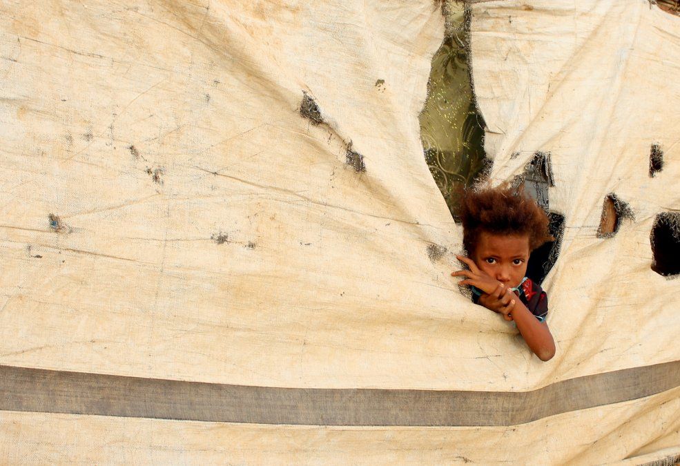 Un niño yemení que huyó entre la batalla entre los armados rebeldes yemeníes y las fuerzas pro gobierno es fotografiado en un campamento improvisado