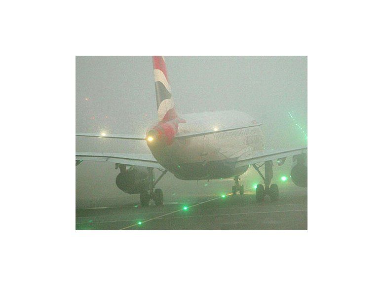 La densa niebla paraliza vuelos en Carrasco, Ezeiza y Aeroparque