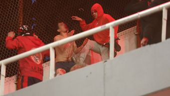 Hinchas de Independiente agreden a uno de la Universidad de Chile. AFP