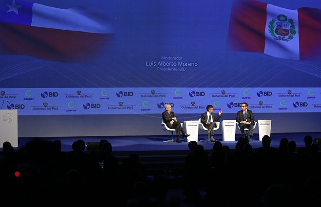 El presidente de Chile Sebastián Piñera (izquierda), el presidente peruano Martín Vizcarra, moderado por Luis Alberto Romero (centro), presidente del BID, en el marco de la III Cumbre Empresarial de las Américas en Lima.