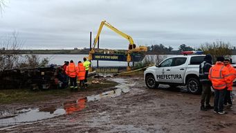 Personal de la Prefectura de Mercedes halló el cuerpo del funcionario que cayó al río Negro con la retroexcavadora que operaba. Foto: Armada Nacional.