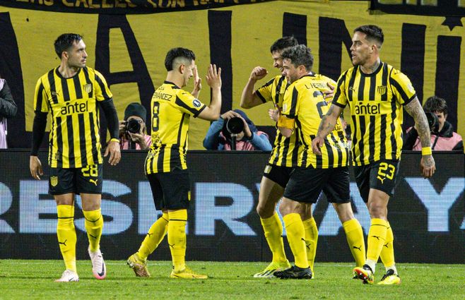 Peñarol Vs. The Strongest. Foto: Foco UY