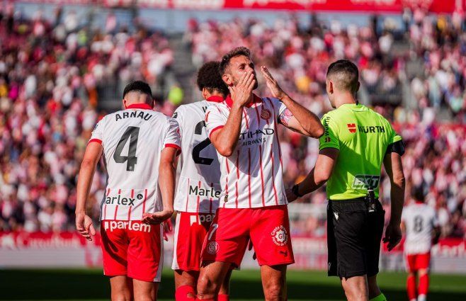 Cristhian Stuani, capitán del Girona, festeja uno de sus dos goles de penal ante Oviedo. Foto: web oficial de Girona F.C.
