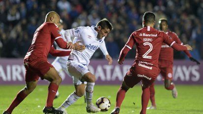 Bergessio rodeado de jugadores del Inter. El capitán tricolor lleva 36 goles en el club y es la pieza clave