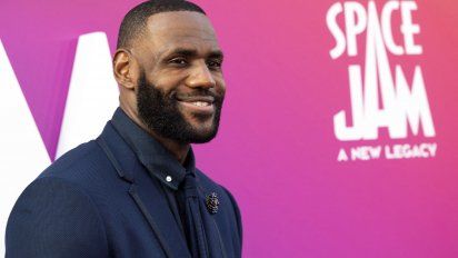 lebron james reina en la taquilla con la nueva space jam