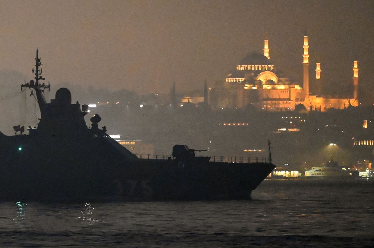Buque patrullero dela Armada Rusa navega a través del Estrecho del Bósforo en elcamino hacia el Mar Negro, pasando la ciudad de Estambul mientras seve la mezquita de Süleymaniye en el fondo.