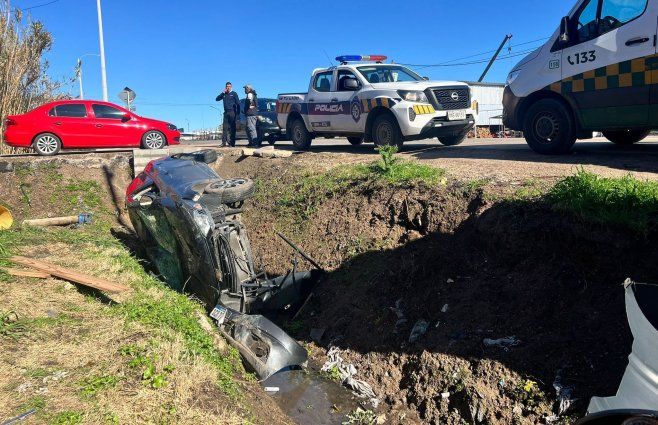 Foto: Subrayado. Auto volcado en Camino Lecocq, Conciliación.