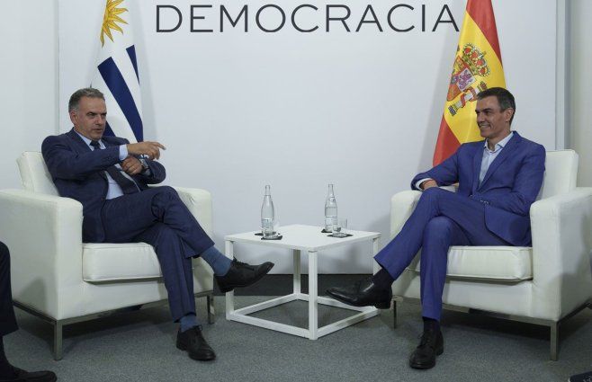 Yamandú Orsi mantuvo una reunión bilateral con el presidente del gobierno Pedro Sánchez. Foto: Presidencia de Uruguay.