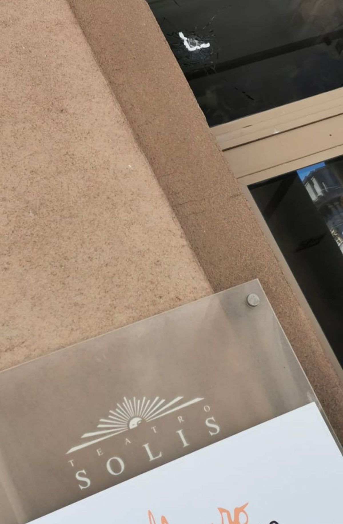 Foto: Miguel Chagas, periodista de Subrayado. Una bala ingresó al teatro Solís. Foto: Miguel Chagas, periodista de Subrayado. Una bala ingresó al teatro Solís.