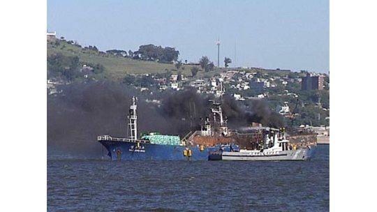 Continúa búsqueda de dos tripulantes de pesquero incendiado.