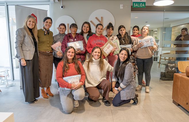 Entrega de mantitas en Casa Ronald a las mamás con bebés alojadas en la casa