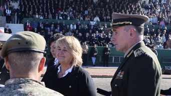 Ministra Sandra Lazo con el comandante del Ejército Mario Stevenazzi. Foto: FocoUy