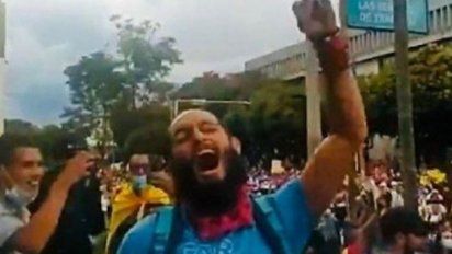 Lucas Villa, durante las protestas pacíficas de Pereira. Minutos después sería ejecutado.