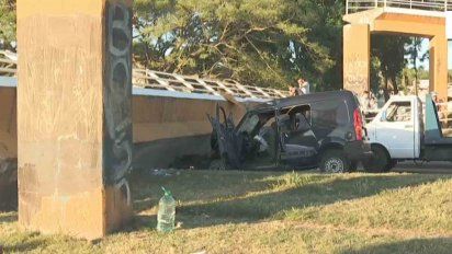 cayo un puente peatonal en los accesos sobre dos autos; hay un fallecido y cuatro heridos