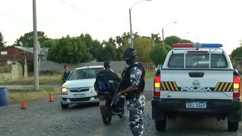 cinco detenidos, un auto robado y celulares incautados tras allanamientos en cerro norte
