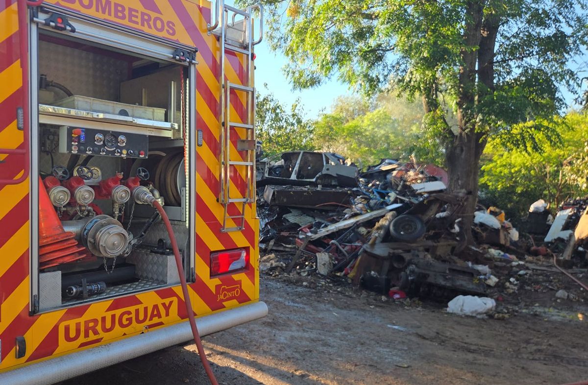 Incendio en depósito de chatarra y basura en Toledo. Foto: Eduardo Castro, Subrayado. Incendio en depósito de chatarra y basura en Toledo. Foto: Eduardo Castro, Subrayado.