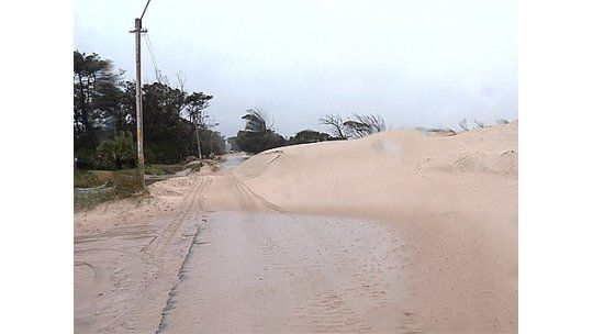 Montañas de arena cortaron la rambla en Parque del Plata