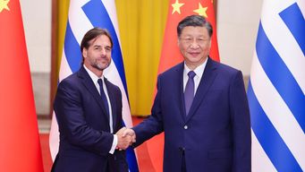 Lacalle Pou con Xi Jinping. Foto: Hua Chunying en X (asistente del MRREE de China).