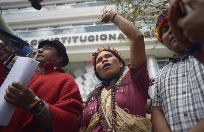 El presidente de la Confederación de Nacionalidades Indígenas del Ecuador (CONAIE), Leonidas Iza (L), habla junto al presidente de la comunidad Waorani Nemonte Nenquimo frente a la Corte Constitucional durante una protesta contra un decreto del gobierno que promueve la explotación petrolera en la Amazonía ecuatoriana. el 18 de octubre de 2021 en Quito.