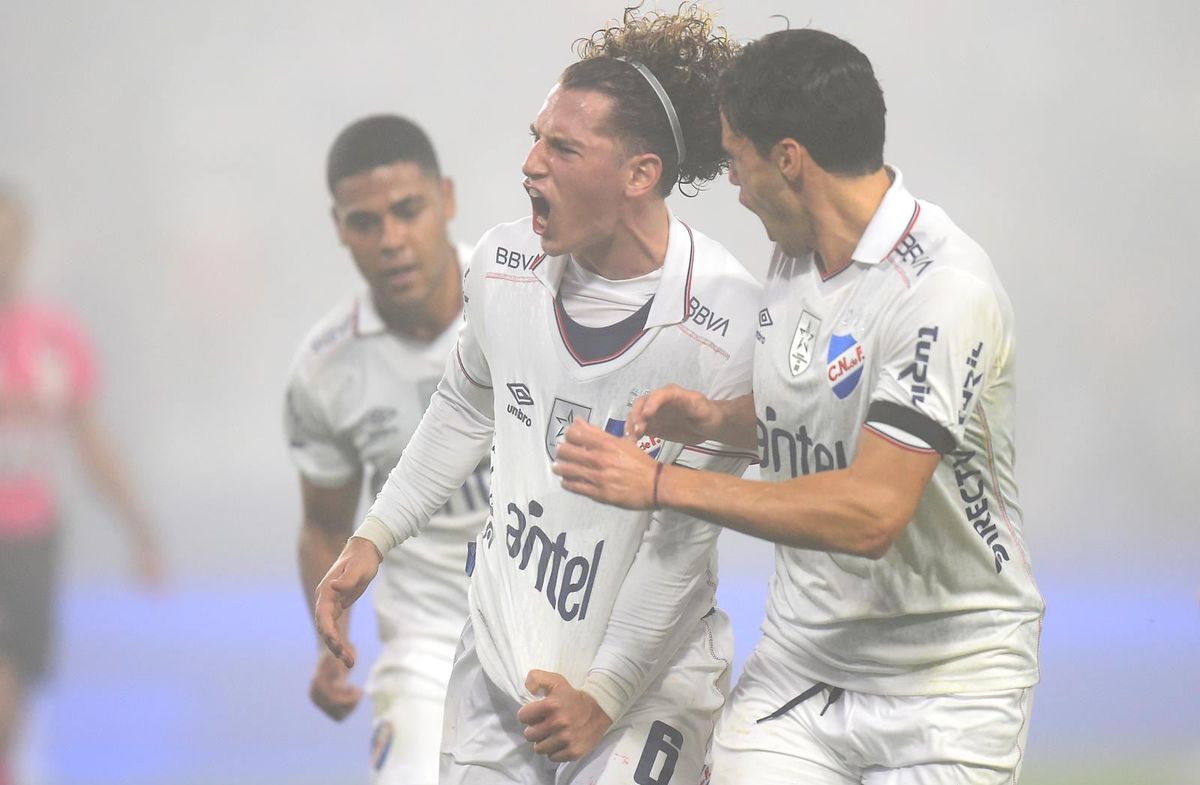 Nacional dio vuelta el partido con 10 jugadores y le ganó 2-1 a Juventud bajo una intensa niebla en el GPC
