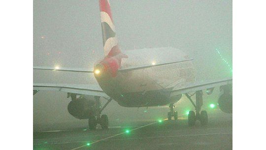 La densa niebla paraliza vuelos en Carrasco, Ezeiza y Aeroparque