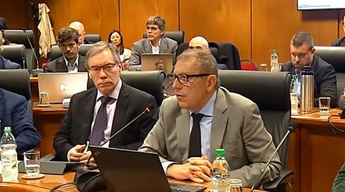 Ministro Gabriel Oddone valoró en el Parlamento triunfo de Milei en Argentina por estabilidad en los mercados Ministro Gabriel Oddone valoró en el Parlamento triunfo de Milei en Argentina por estabilidad en los mercados