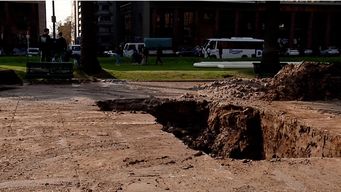 rotura de cano genero inundacion momentanea y afectacion de suministro en plaza independencia