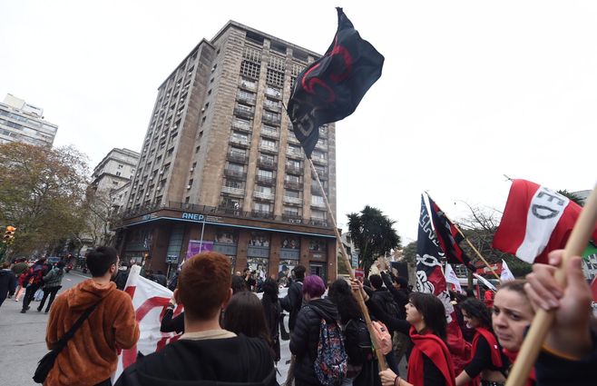 Marcha de sindicatos de la educación. Foto: Foco Uy