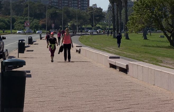 Gente-sin-tapabocas-rambla-octubre.jpg