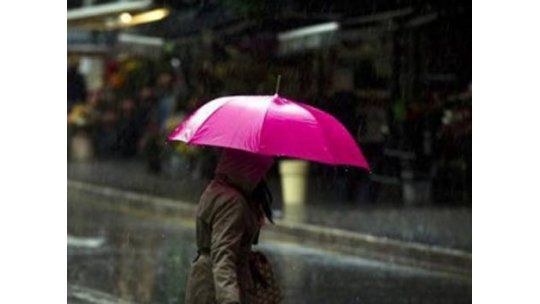 Tormentas fuertes dispersas y lluvias moderadas y abundantes