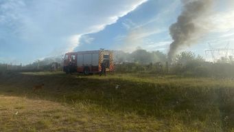 incendio en terreno de autopartes en ruta 8, villa garcia; trabajan tres camiones de bomberos