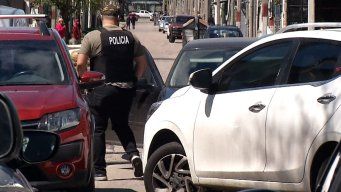 Foto: Subrayado. Policía trabajaba el día del atentado a Mónica Ferrero, sobre uno de los autos usados por los delincuentes.
