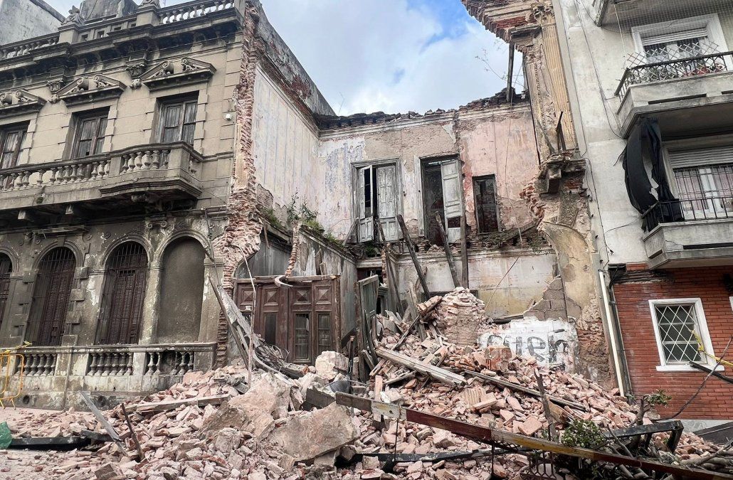 Foto: Subrayado. Edificio colapsó en Ciudad Vieja y escombros inhabilitaron el paso vehicular.