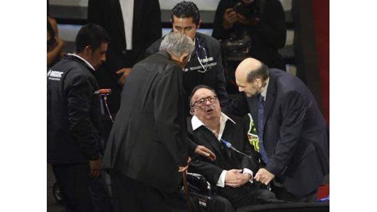 Chespirito recibió sentido homenaje y tuvo que irse en ambulancia