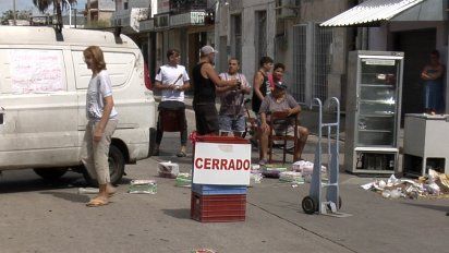 dos dias sin luz: vecinos y comerciantes de perez castellanos cortaron la calle